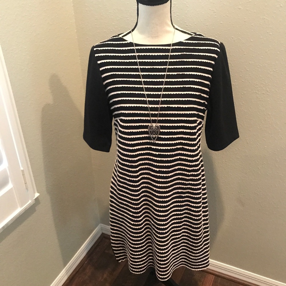 Black white Sandra Darren dress
